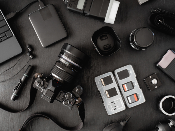Du hast dir eine neue Kamera gekauft, aber versteht die ganzen Knöpfe und Einstellungen nicht oder macht schon länger Fotos im Automatikmodus, willst aber jetzt die Kamera selbst steuern, um bessere Fotos zu machen? Lerne den Umgang mit der Kamera und deren Einstellungen und erweitere dein Wissen zur Lichtführung, zum Blitzen und zum finden von Motiven & Modellen in einem privaten Unterricht. Der große Vorteil von privatem Unterricht (Einzelcoaching) ist, dass ich gezielt auf dich, deinen Wissensstand und deine Interessen eingehen kann. Möglich wäre ein gezieltes umsetzen deiner Interessen wie z. B. Erklärung der Kameraeinstellungen, das Vorbereiten auf den Urlaub… u. v. m. – In 6 Stunden (inc. 30 min. Pause) bin ich nur für dich da d. h. es geht keine Zeit verloren! – Vorbereitungs- und Recherchezeit wird nicht extra berechnet! – Getränke und Snacks gibt es bei mir in dieser Zeit immer umsonst. 🙂