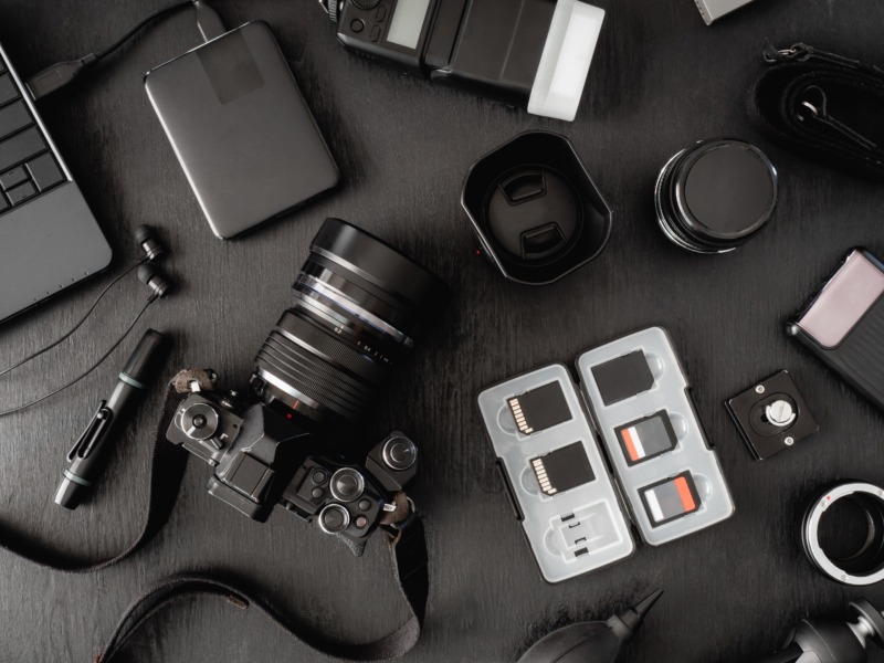 Du hast dir eine neue Kamera gekauft, aber versteht die ganzen Knöpfe und Einstellungen nicht oder macht schon länger Fotos im Automatikmodus, willst aber jetzt die Kamera selbst steuern, um bessere Fotos zu machen? Lerne den Umgang mit der Kamera und deren Einstellungen und erweitere dein Wissen zur Lichtführung, zum Blitzen und zum finden von Motiven & Modellen in einem privaten Unterricht. Der große Vorteil von privatem Unterricht (Einzelcoaching) ist, dass ich gezielt auf dich, deinen Wissensstand und deine Interessen eingehen kann. Möglich wäre ein gezieltes umsetzen deiner Interessen wie z. B. Erklärung der Kameraeinstellungen, das Vorbereiten auf den Urlaub… u. v. m. – In 6 Stunden (inc. 30 min. Pause) bin ich nur für dich da d. h. es geht keine Zeit verloren! – Vorbereitungs- und Recherchezeit wird nicht extra berechnet! – Getränke und Snacks gibt es bei mir in dieser Zeit immer umsonst. 🙂