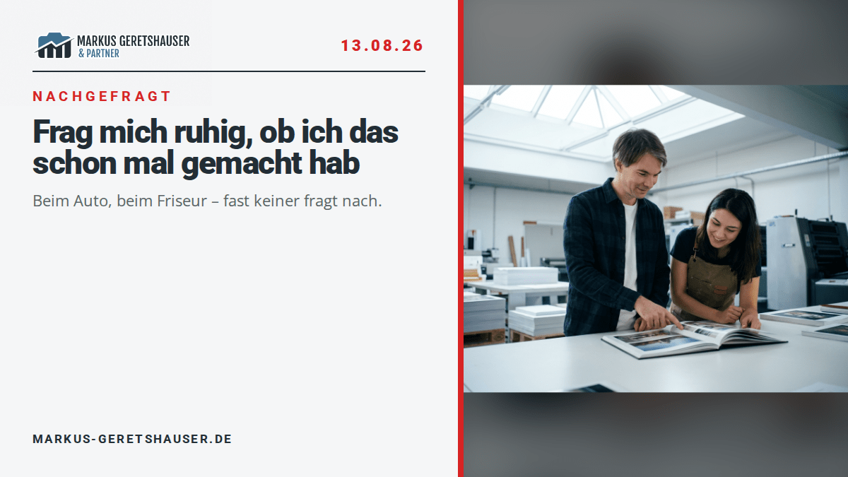 Markus Geretshauser blättert mit einer Mitarbeiterin ein gedrucktes Portfolio durch