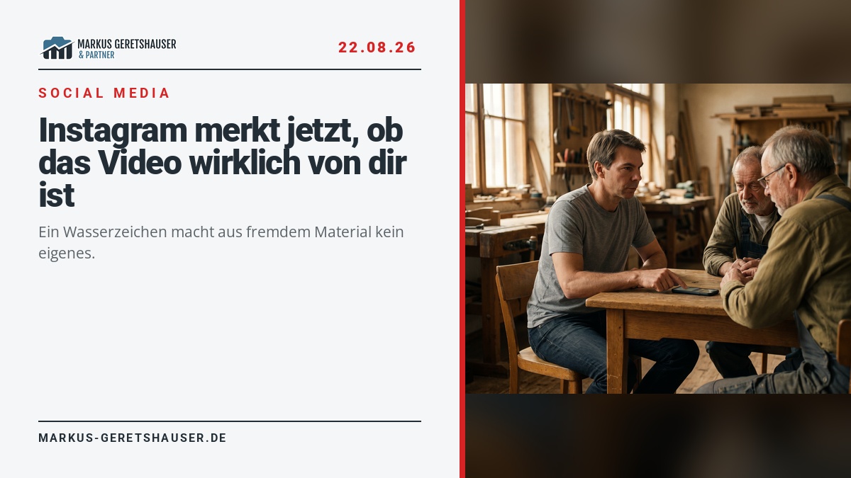 Markus Geretshauser sitzt mit zwei Handwerkern am Werkstatttisch und zeigt ihnen etwas auf dem Handy