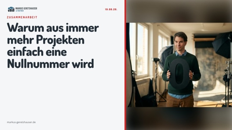 Markus Geretshauser haelt eine grosse Null in der Hand, Fotostudio