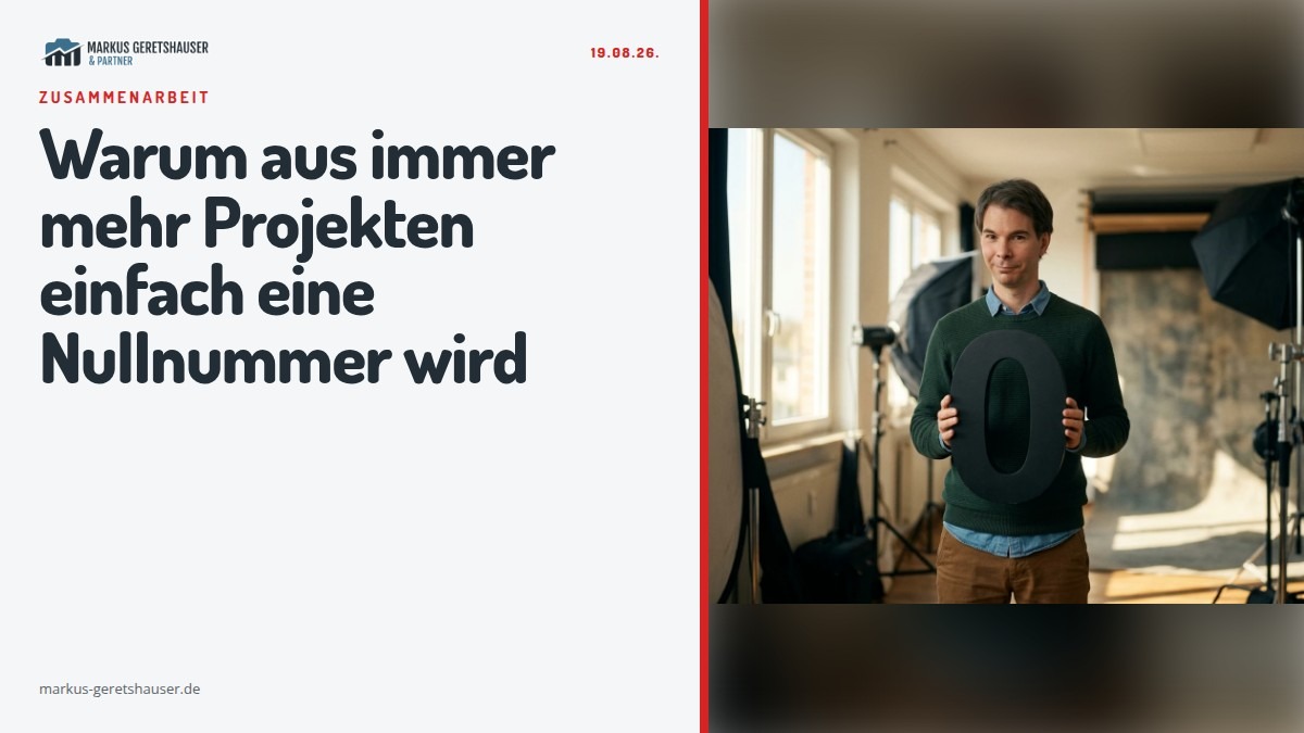 Markus Geretshauser haelt eine grosse Null in der Hand, Fotostudio